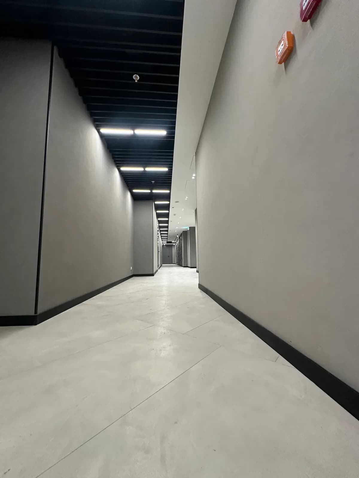Куборейка в коридорах ЖK «AIST RESIDENCE»: 1000 м² кубообразной рейки RUFER Cube 20×100 мм