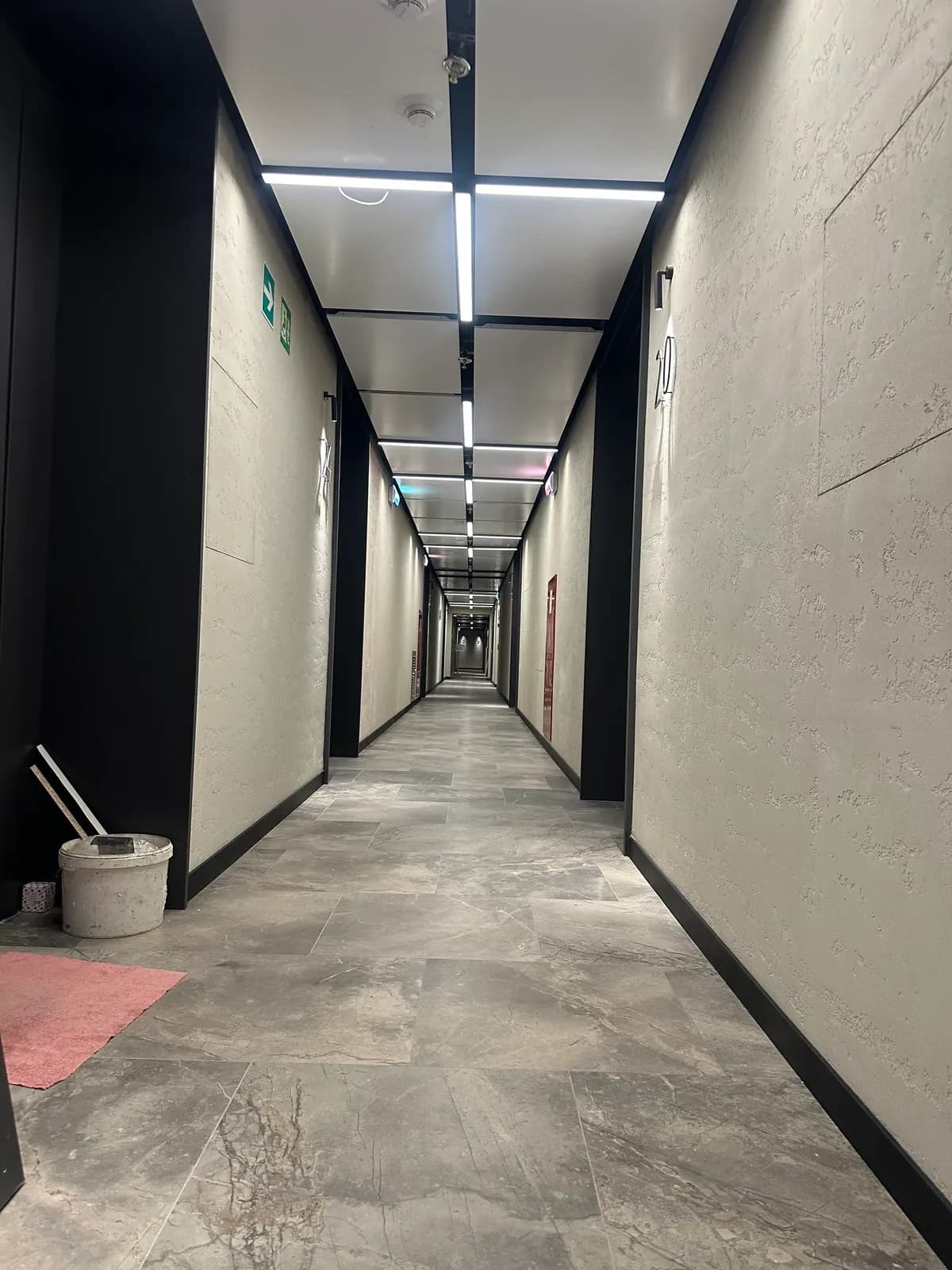 Акустический подвесной потолок в ЖК AIST RESIDENCE: 5500 м² чёрного металла в коридорах