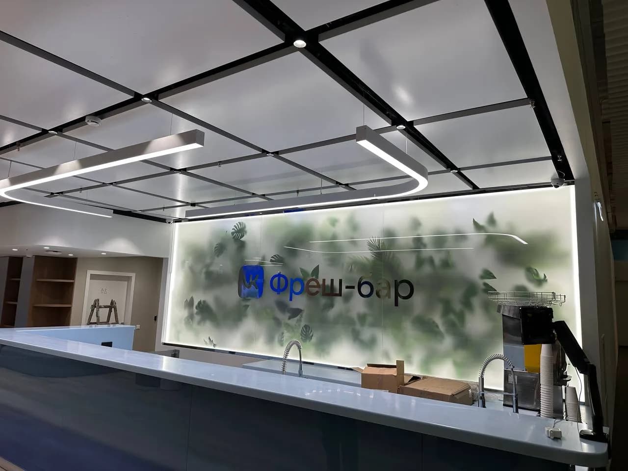 Кассетный потолок Hook 1100×1100 в фреш-баре: панели подвешены отдельно, а чёрная сетка — не профиль