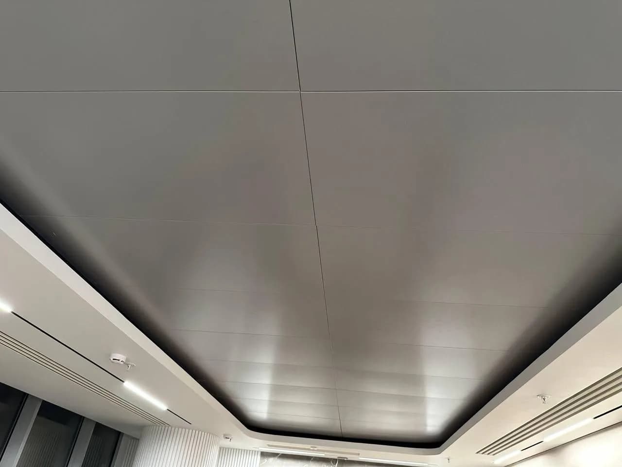 Кассетный потолок Hook 1200×600 в переговорной: как мы закрыли скос под подсветку без единого кривого шва