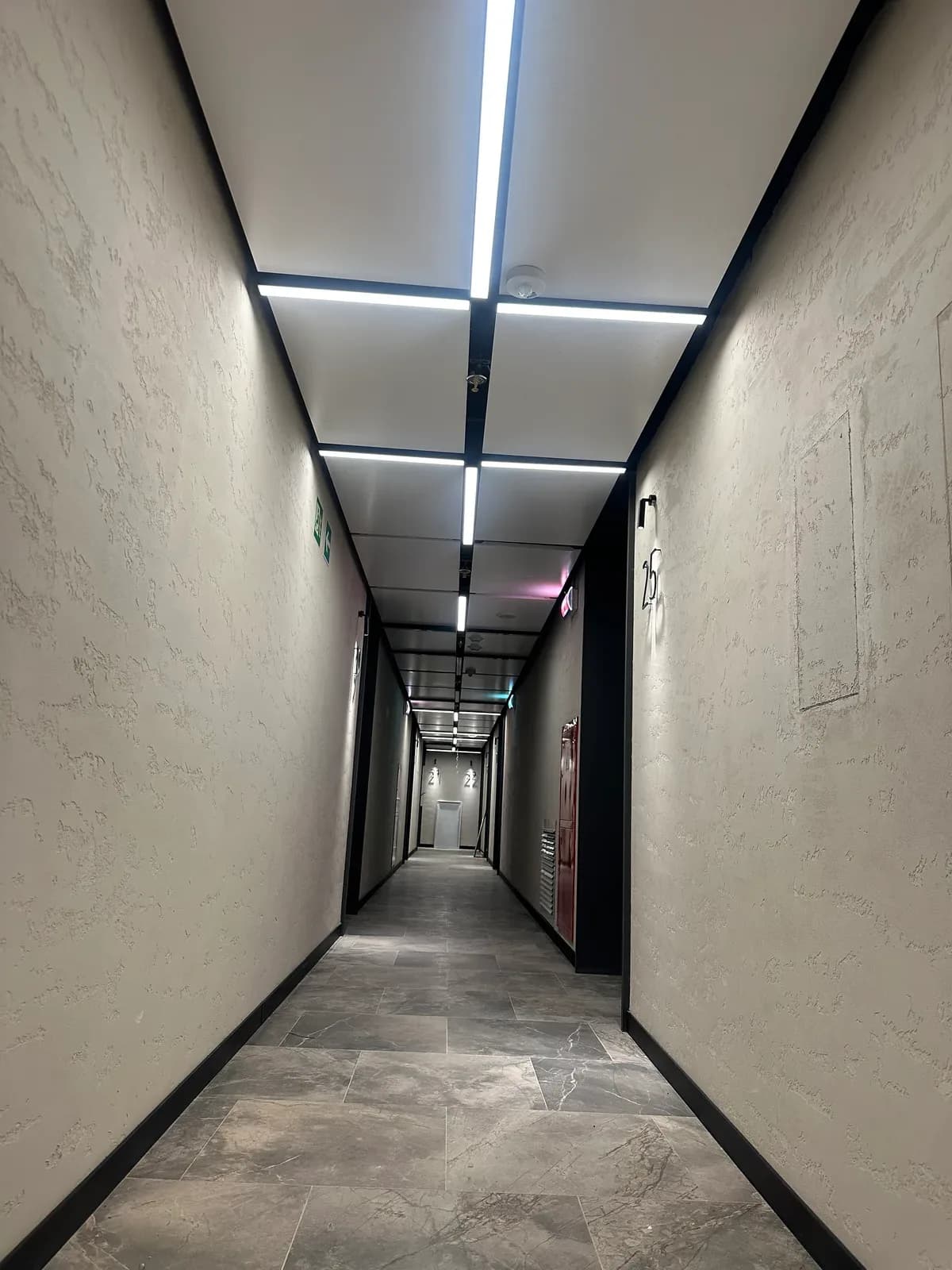 Акустические панели для потолка в ЖК «AIST RESIDENCE»: 4000 м² кассет RUFER Hook 630×1150 и честный разговор про звук