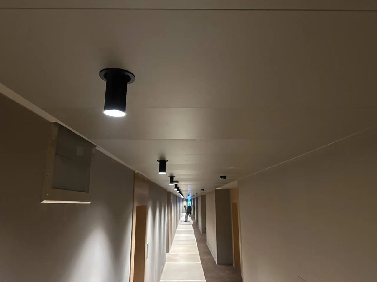 Металлический потолок в «Пальмире Истра Резорт»: панель RUFER Hook 520×1430, сталь 0,8 мм, RAL 7006 ультра-мат